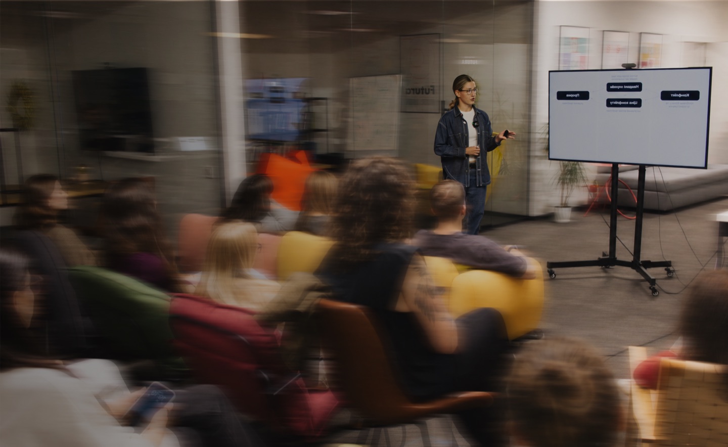 Olha presenting a design system to a team
